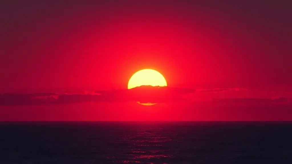 Imagen artística de un Sol Negro distorsionado en el horizonte durante el atardecer, mostrando efectos de refracción atmosférica.